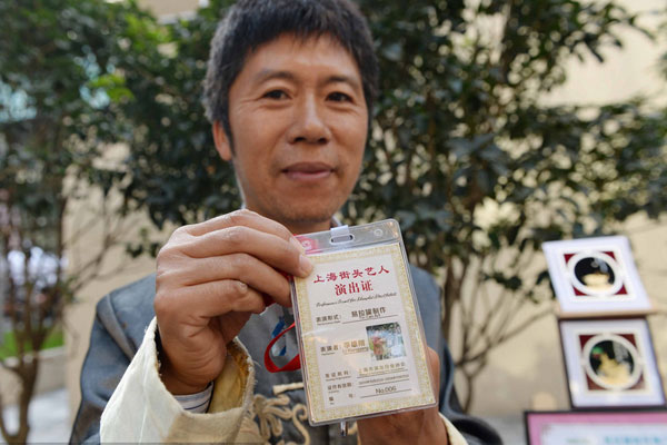 First authorized buskers appear on streets of Shanghai