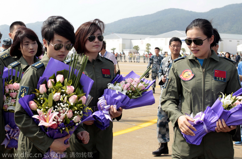 Fighter jets, female pilots, lunar probe land in Zhuhai