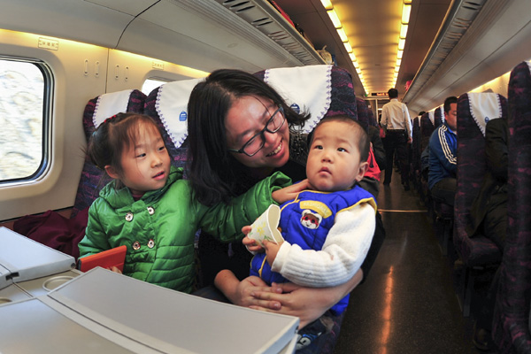 Bullet train starts operating in Xinjiang