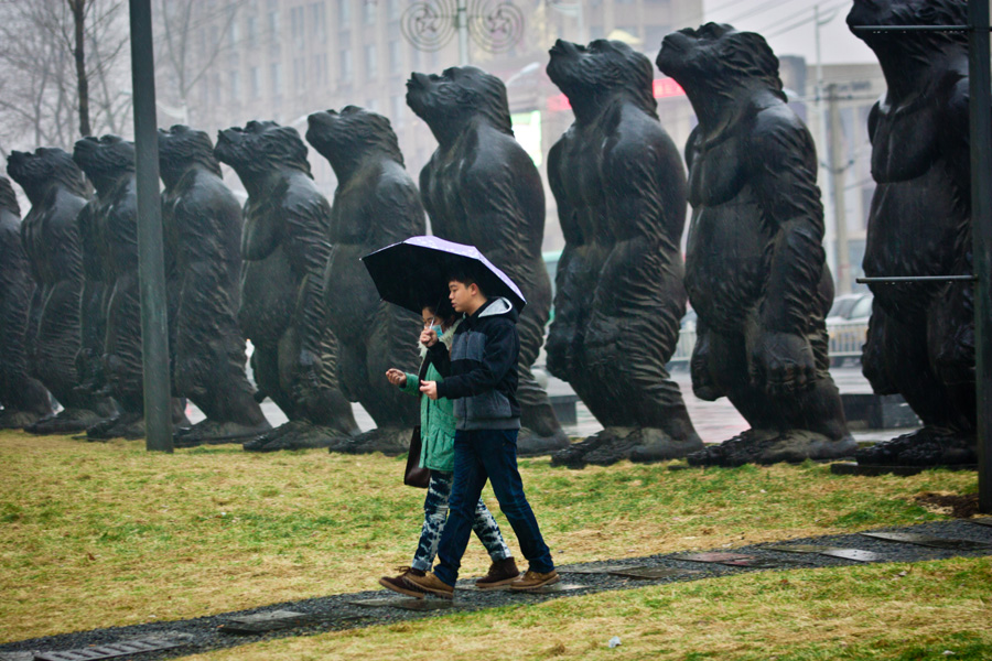 Giant ape statues stun locals in NE China