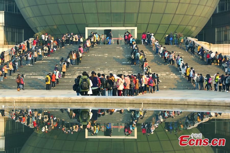 University library draws long queue