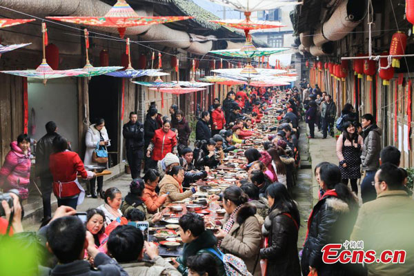 Over 3,000 diners join 'long street banquet'