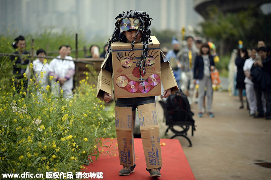 Bizarre fashion show appeals for green life in Chongqing