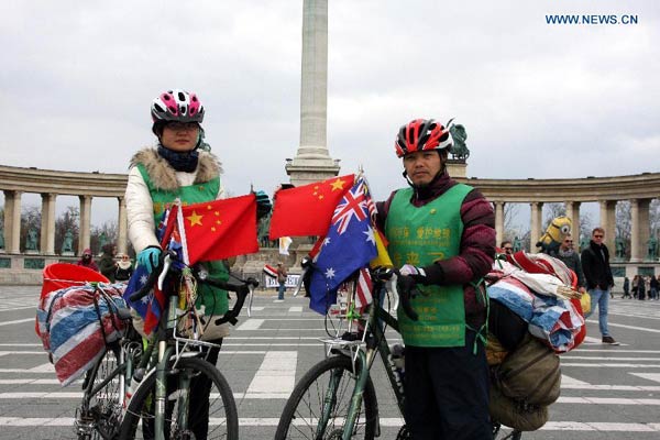 Chinese cyclists' globe-trotting tour