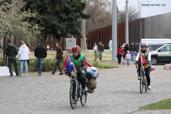 Chinese cyclists' globe-trotting tour