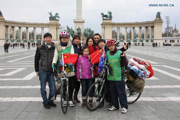 Chinese cyclists' globe-trotting tour