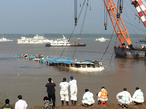 China rescuers right ship to speed up search for missing