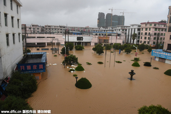 14 dead as Typhoon Soudelor lashes coastal provinces