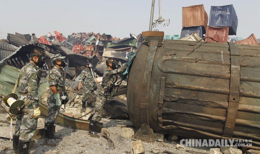 Chemical defense soldiers monitor Tianjin blast site