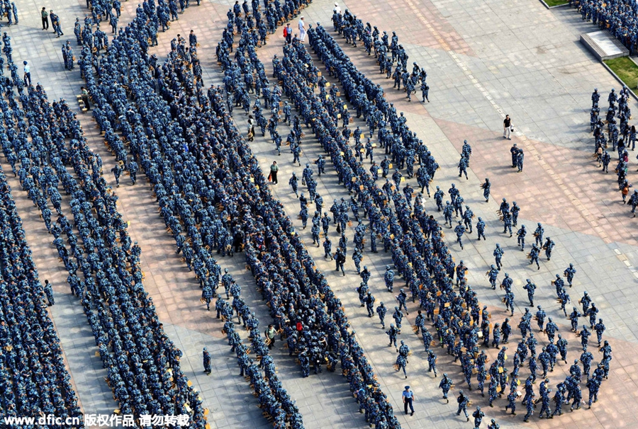 7,000 freshmen take military training