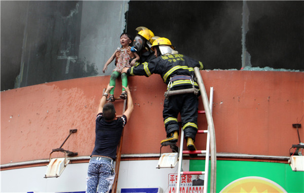 Fire traps more than 100 kids in East China building block