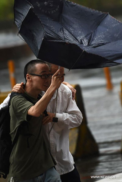 Typhoon Dujuan makes landfall, disrupts traffic in Taiwan