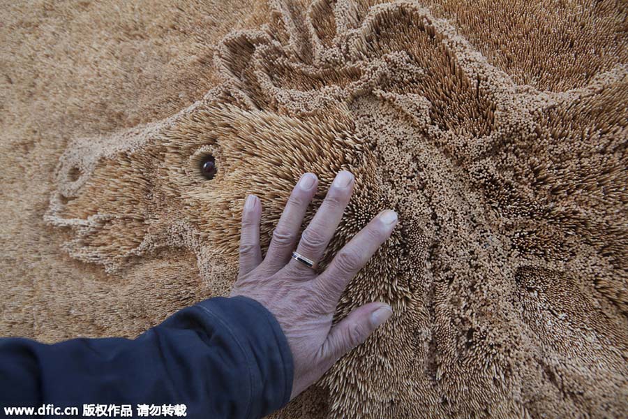 Man makes 3D running horse with toothpicks