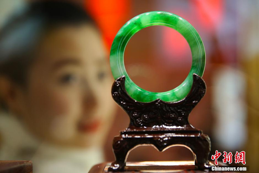 Exquisite gold and jade products go on display in Beijing