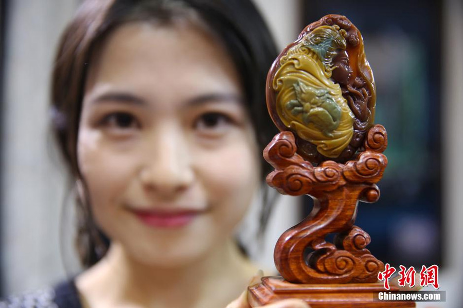 Exquisite gold and jade products go on display in Beijing