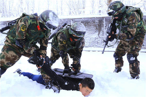 Border defense soldiers attend training in heavy snow in Xinjiang