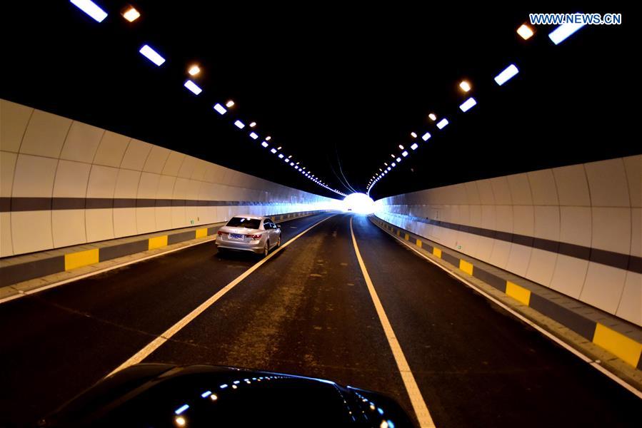 China's longest tunnel under lake open to traffic