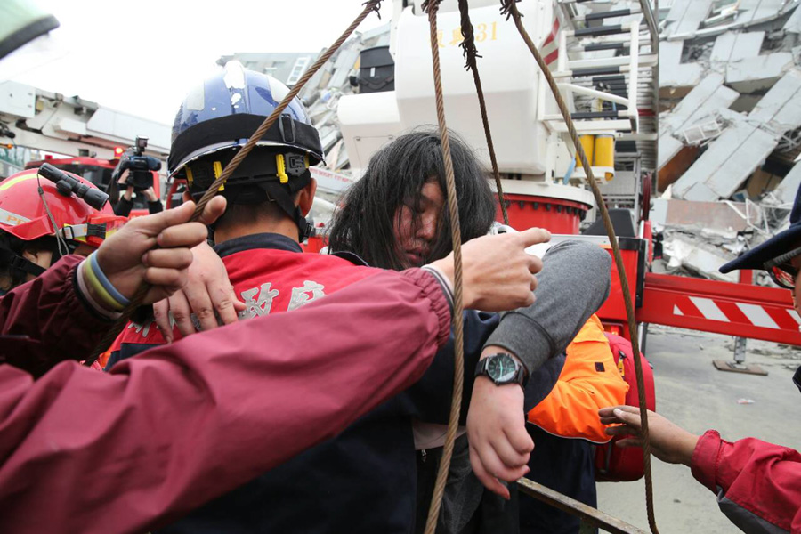 Rescuers race against time to save Taiwan quake survivors