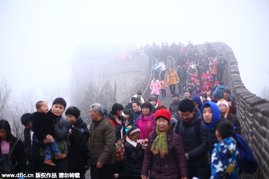 Tourists visit Beijing attractions despite heavy smog