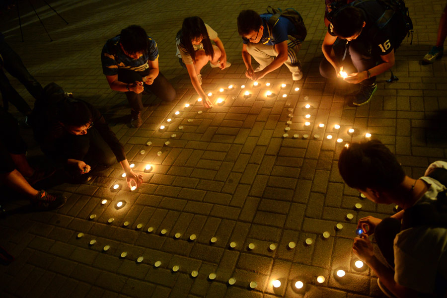 Tsinghua lights candles in memory of alumna and celebrated writer Yang Jiang