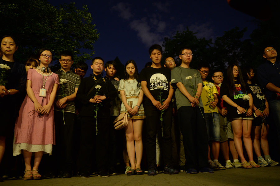 Tsinghua lights candles in memory of alumna and celebrated writer Yang Jiang