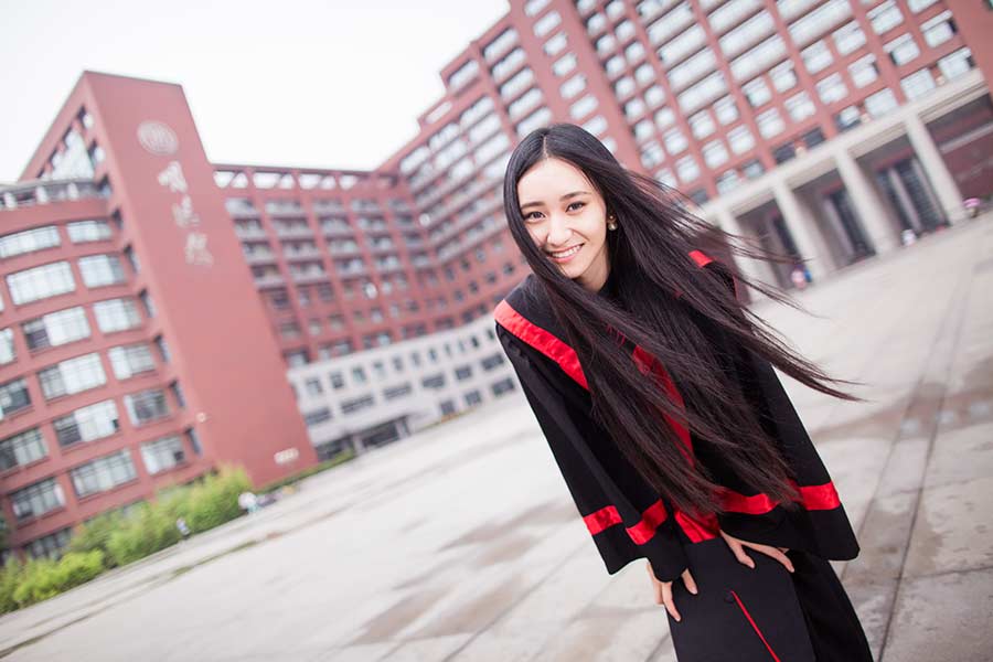 Graduation photos a hit on WeChat