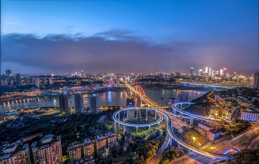 University student captures magical night view of Chongqing