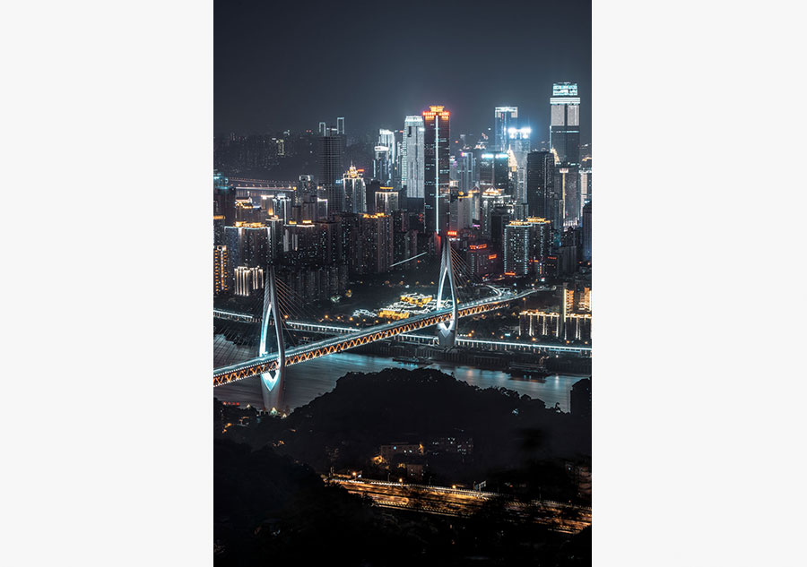 University student captures magical night view of Chongqing