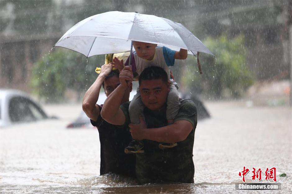 Yangtze River reaches flood stage for first time this year