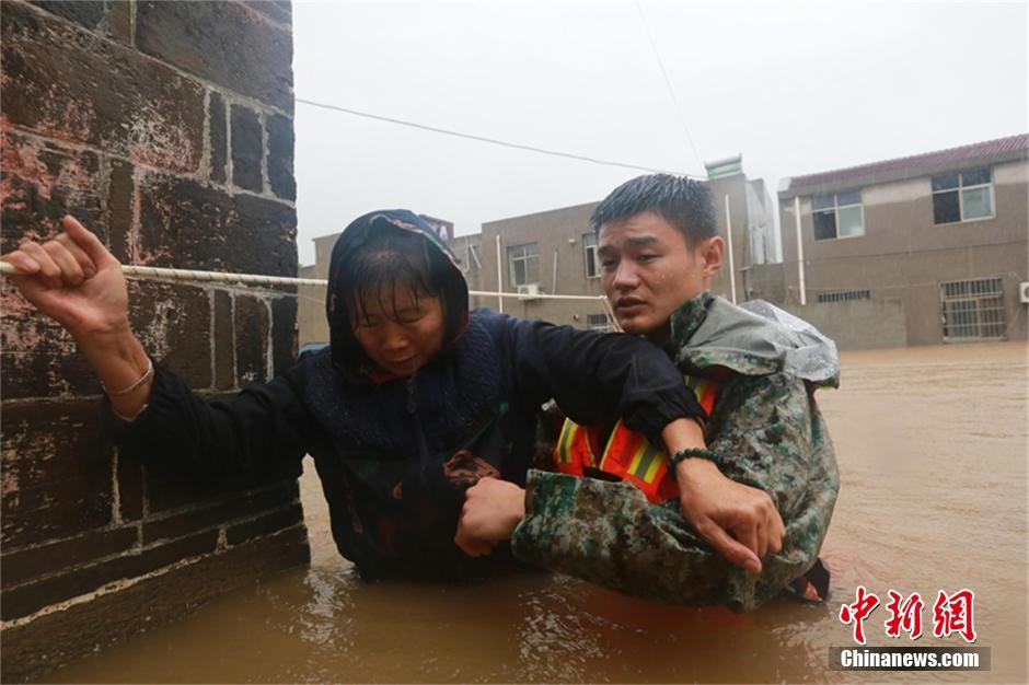 Yangtze River reaches flood stage for first time this year