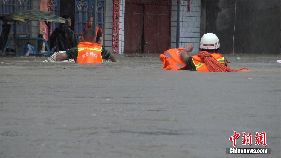 Yangtze River reaches flood stage for first time this year