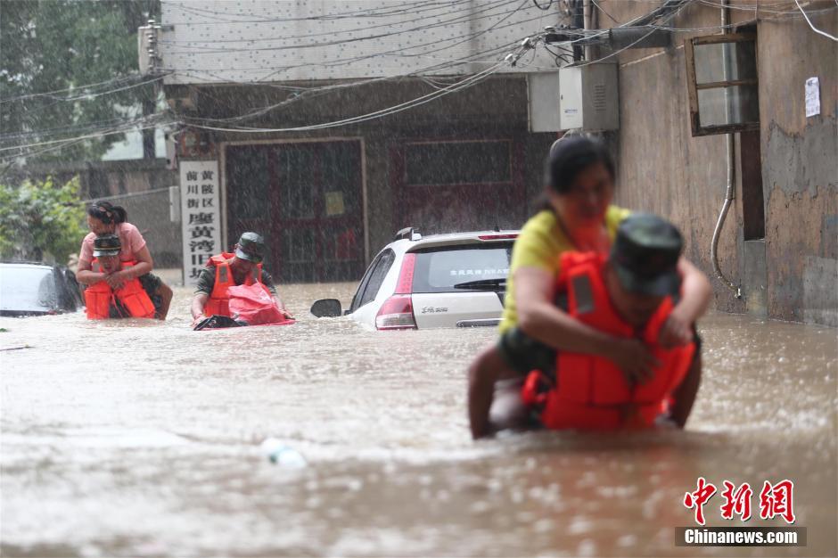 Yangtze River reaches flood stage for first time this year