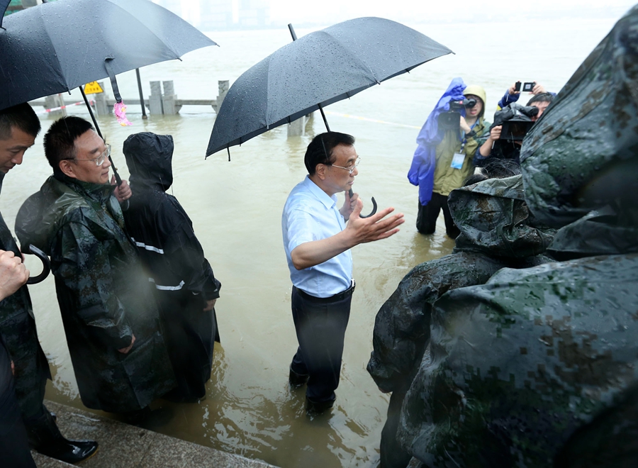 Premier Li visits flood-hit Wuhan