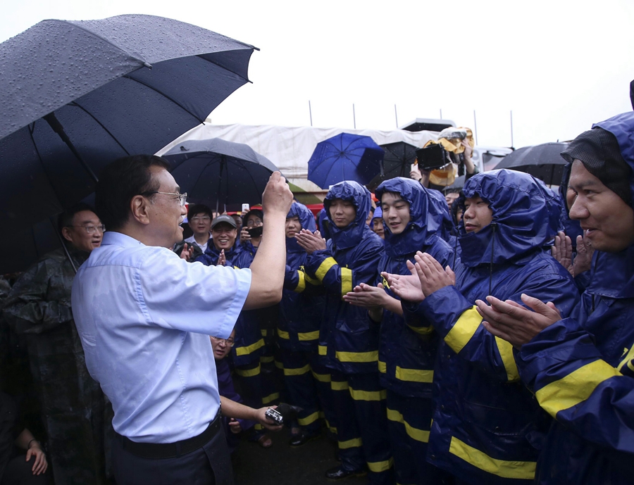 Premier Li visits flood-hit Wuhan