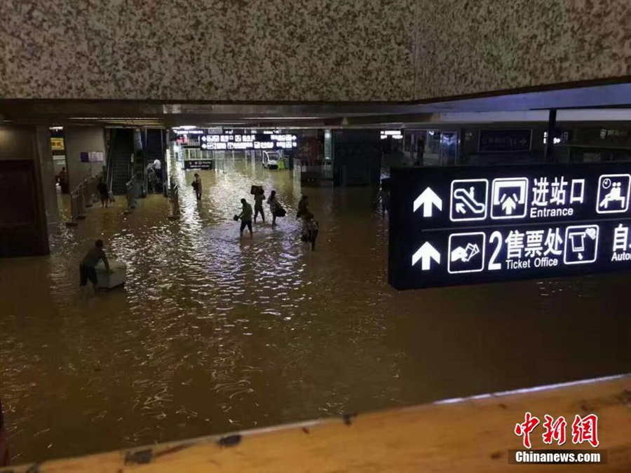 Waterlogging paralyzes Chinese metropolis on Yangtze