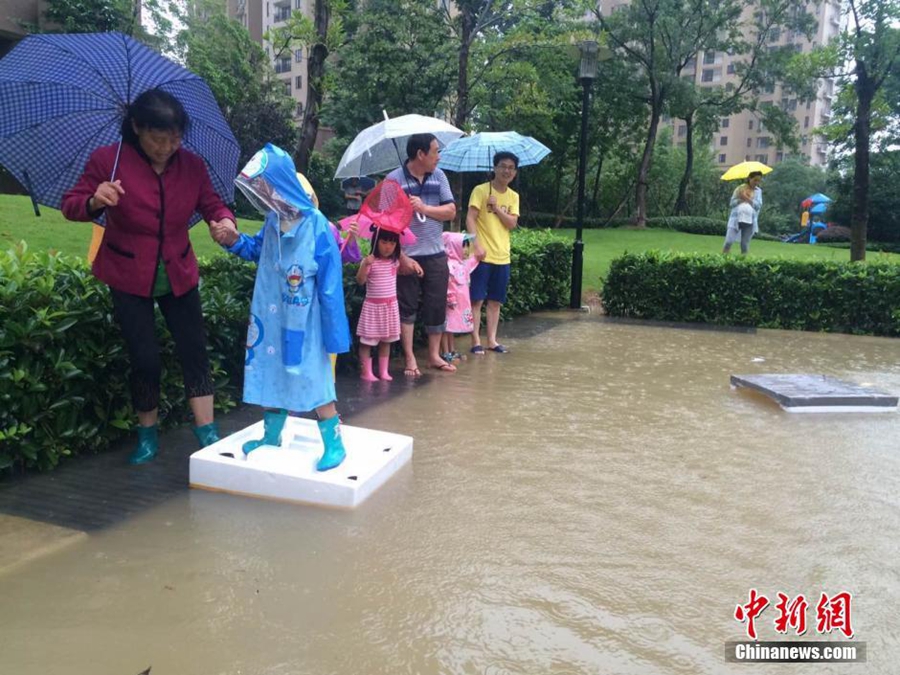 Waterlogging paralyzes Chinese metropolis on Yangtze