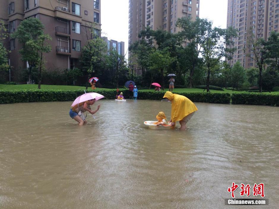 Waterlogging paralyzes Chinese metropolis on Yangtze