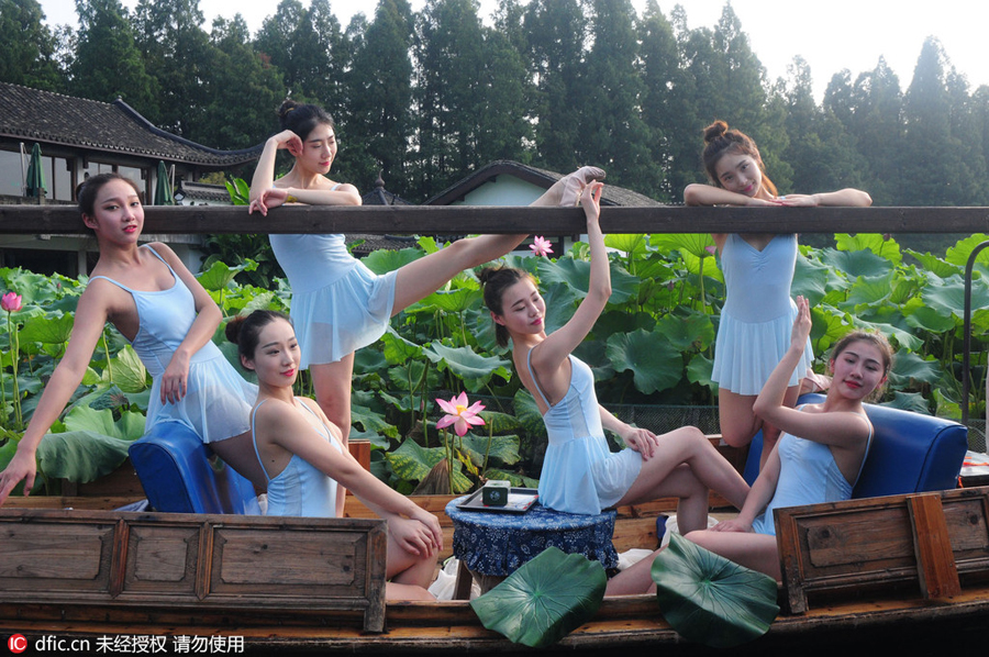 Graceful dancers perform on West Lake in East China