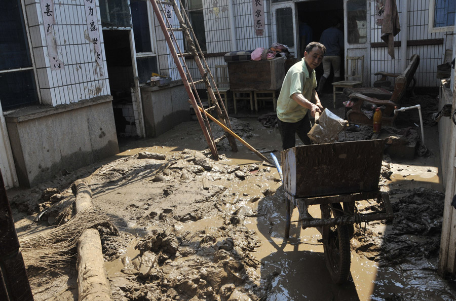 Flooding sweeps Hebei as rainstorm hits North China