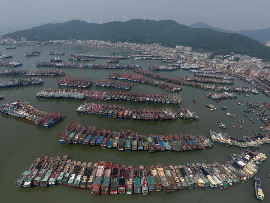 Guangzhou on high alert as Typhoon Nida causes traffic chaos