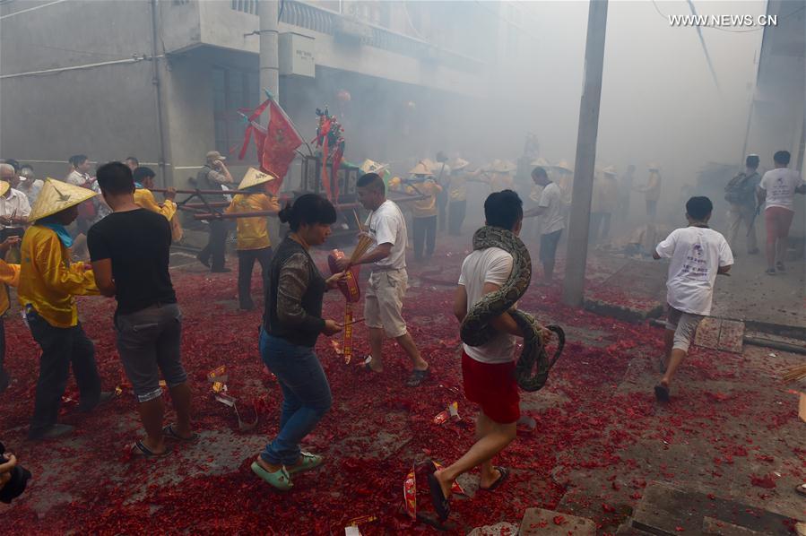 Snake worship ceremony held in SE China