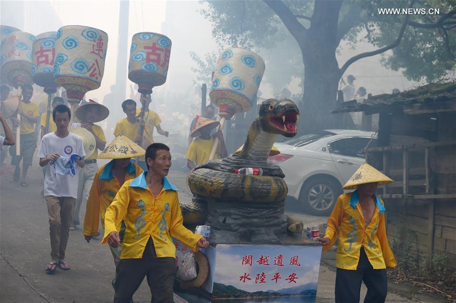 Snake worship ceremony held in SE China