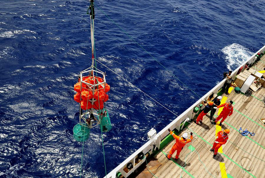 China's submersible finishes research in New Britain Trench