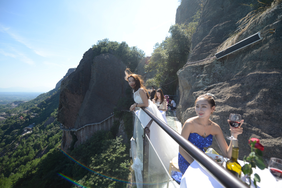 Take a sip of wine at the glass skywalk in Hunan