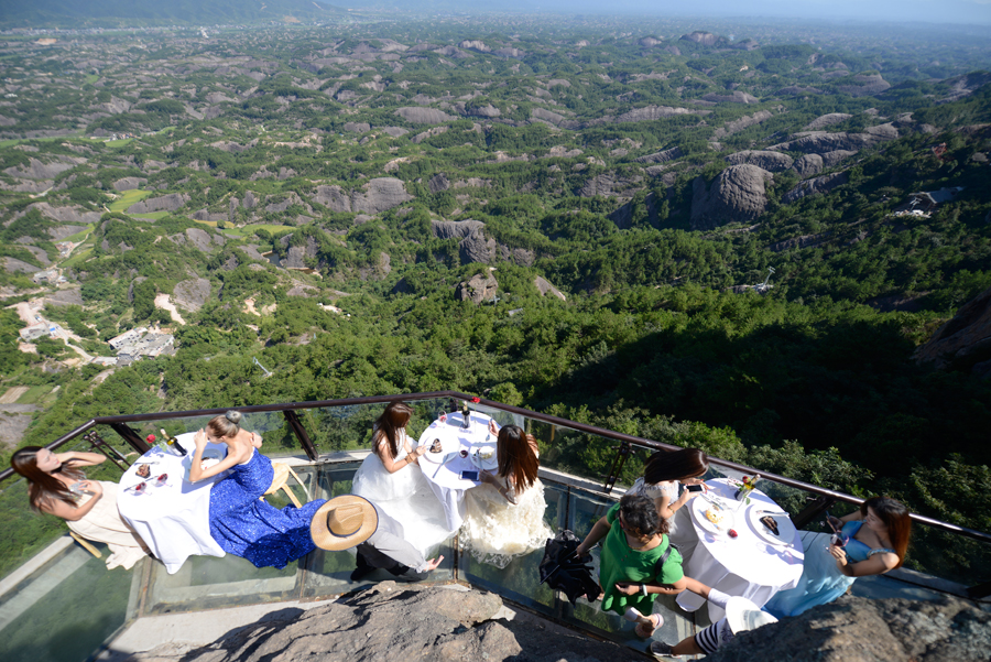 Take a sip of wine at the glass skywalk in Hunan