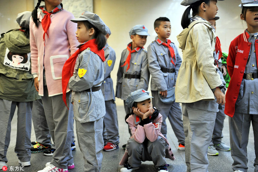 Students wear 'Red Army' costumes in Long March spirit