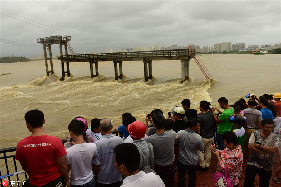 Typhoon Sarika makes landfall in South China