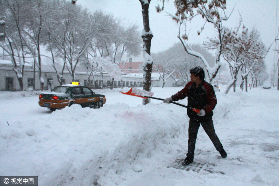 Heavy snowstorm blankets Altay in Xinjiang