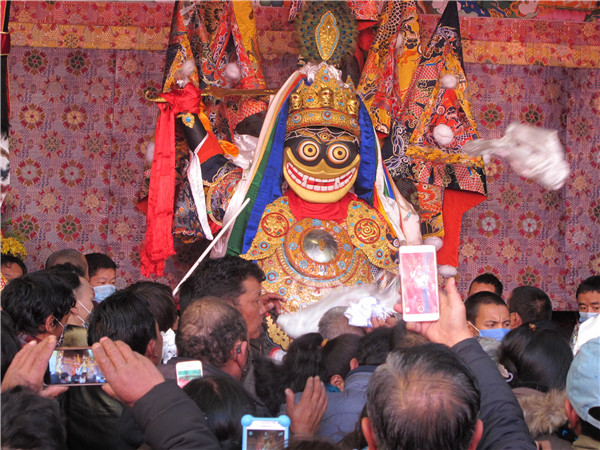 Lhasa celebrates festival of women's protector