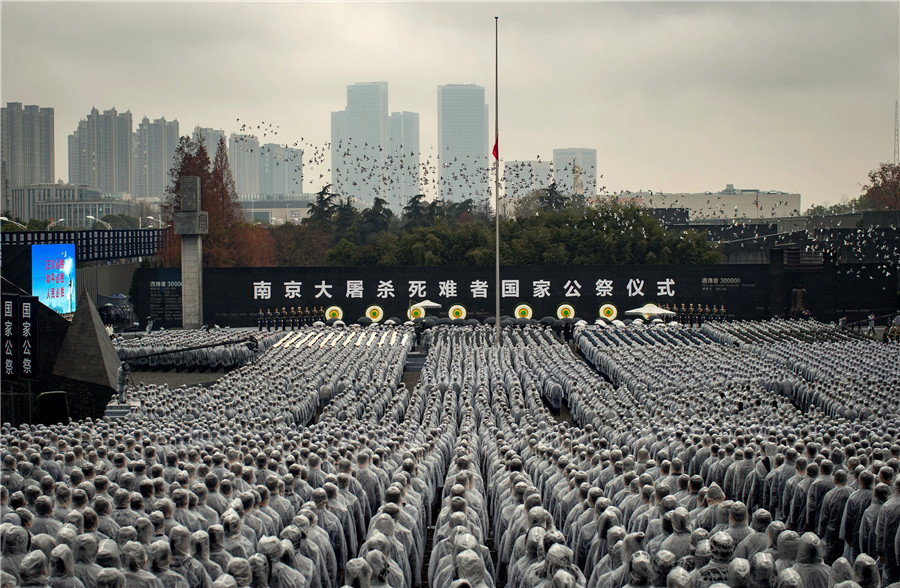 Thousands pay tribute to victims of Nanjing Massacre